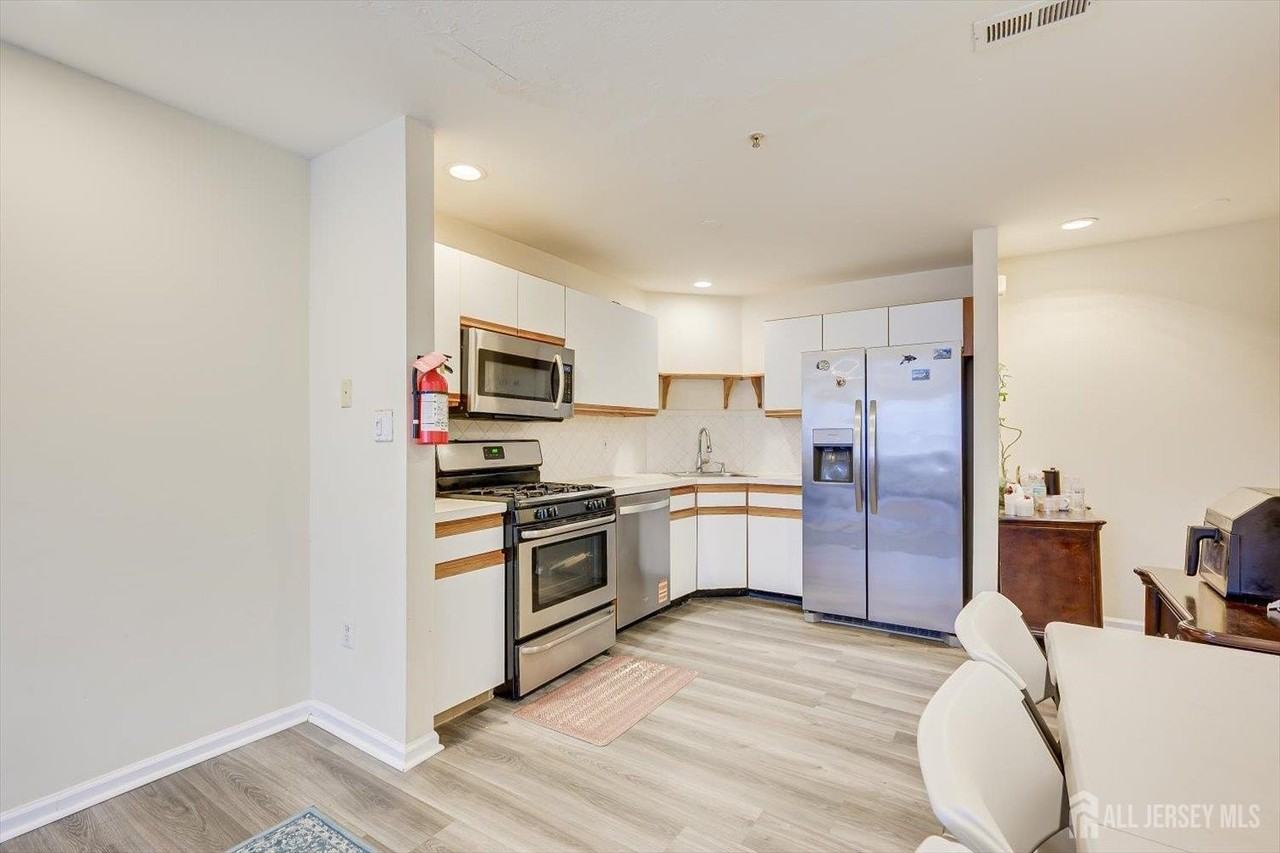 27 Edinburgh Ct - Photo 4 of 15