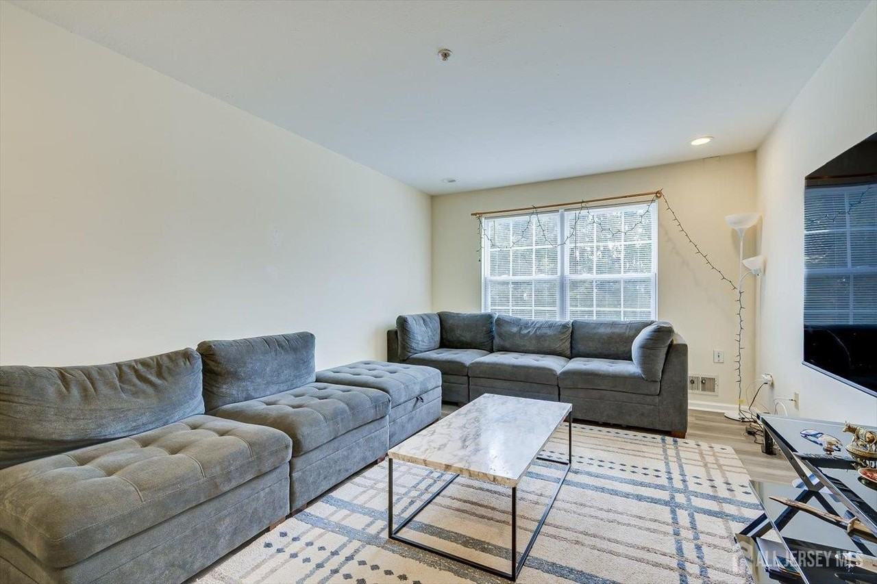 27 Edinburgh Ct - Photo 5 of 15