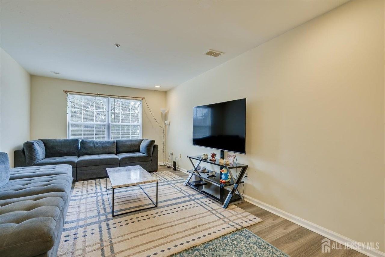 27 Edinburgh Ct - Photo 7 of 15