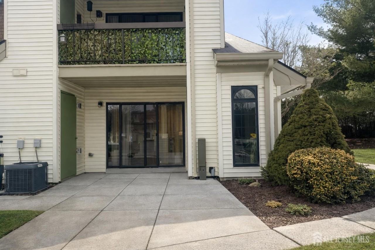 1413 Pebble Pl - Photo 2 of 10