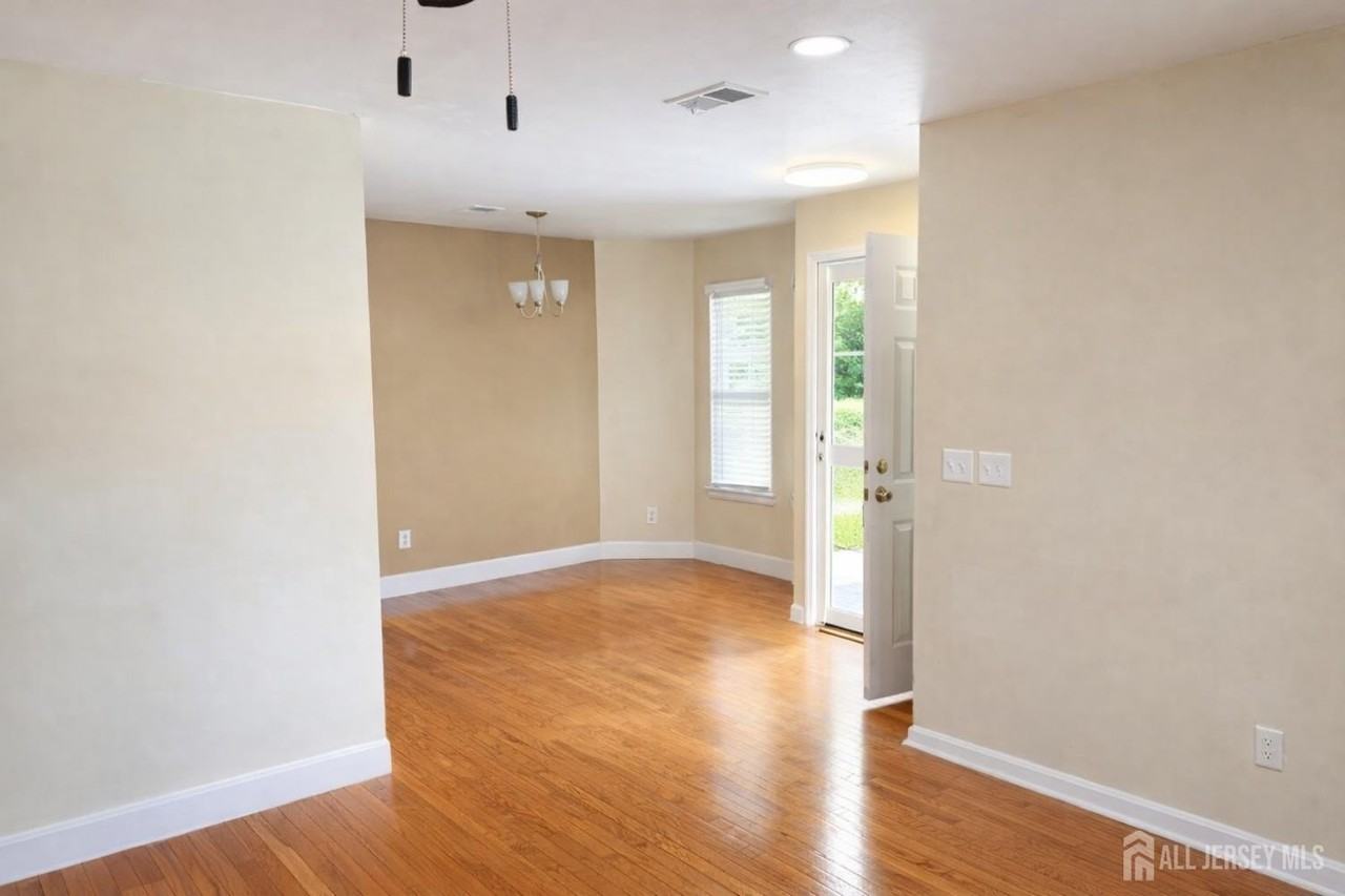 1413 Pebble Pl - Photo 3 of 10