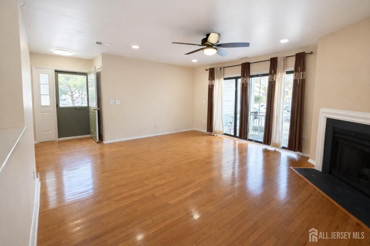 1413 Pebble Pl - Photo 4 of 10