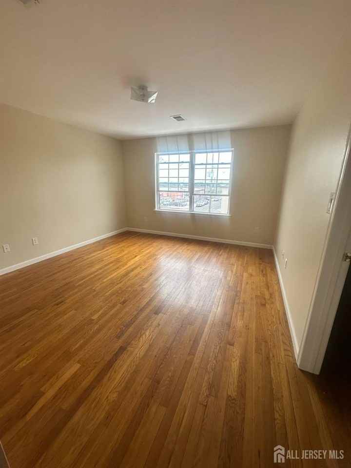 663 S Park St - Photo 3 of 9