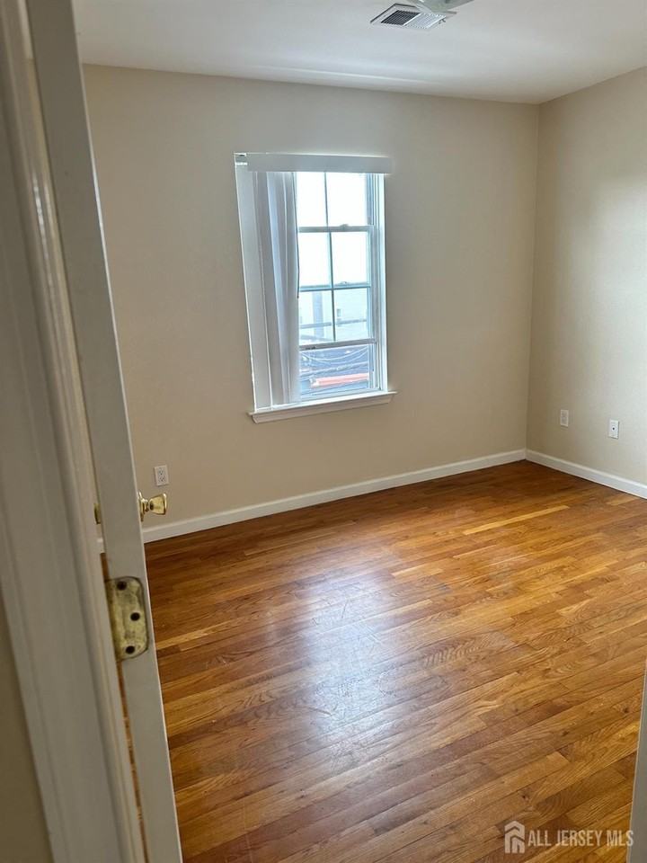 663 S Park St - Photo 4 of 9