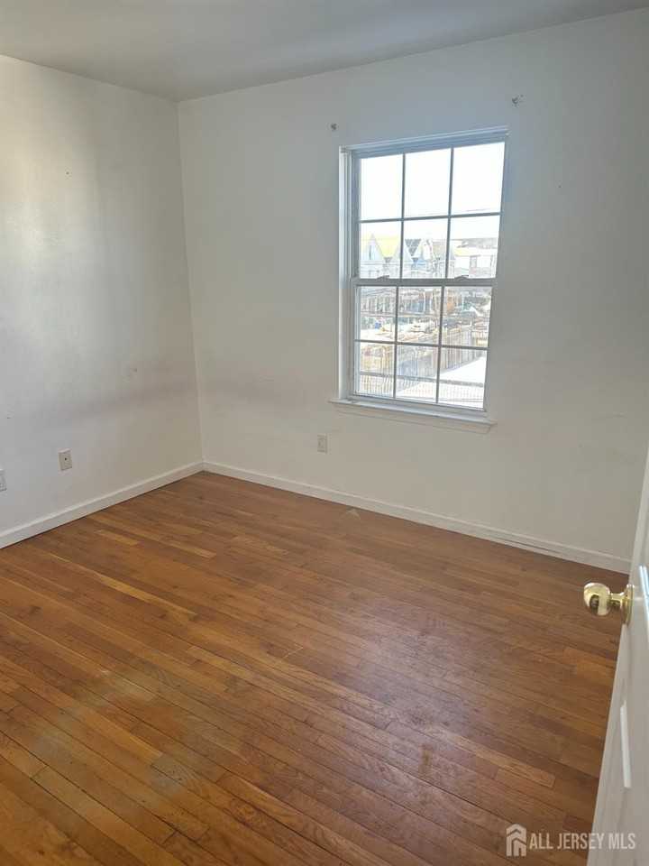 663 S Park St - Photo 5 of 9