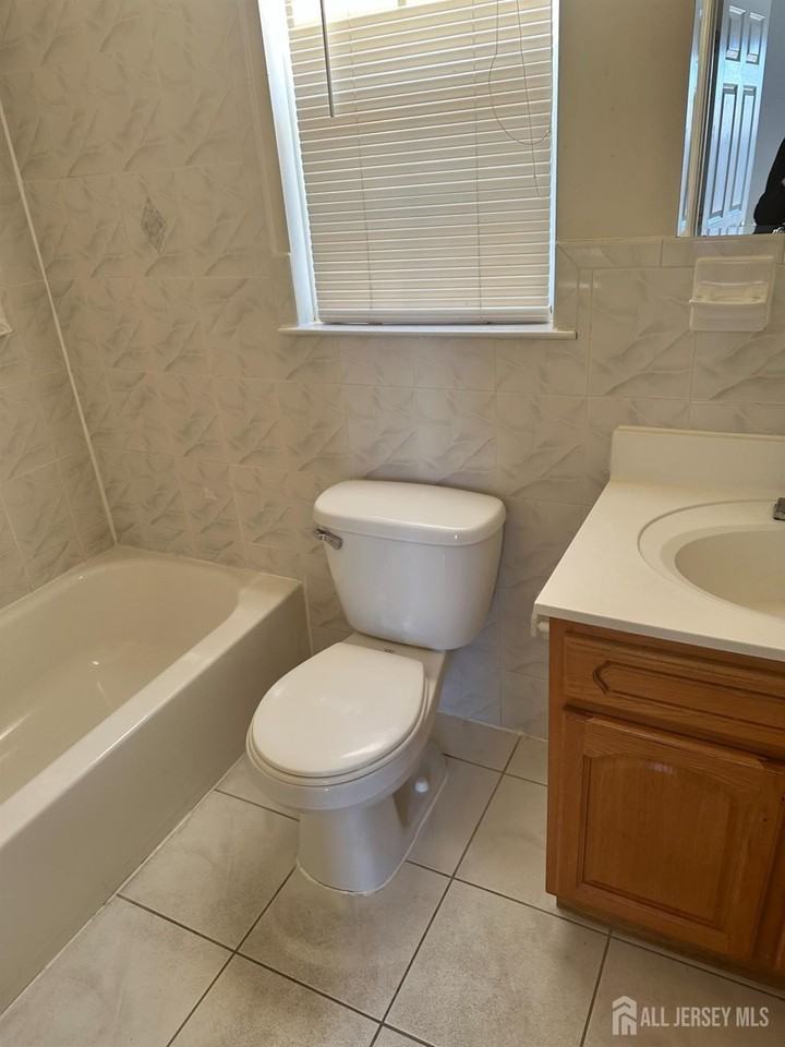 663 S Park St - Photo 7 of 9