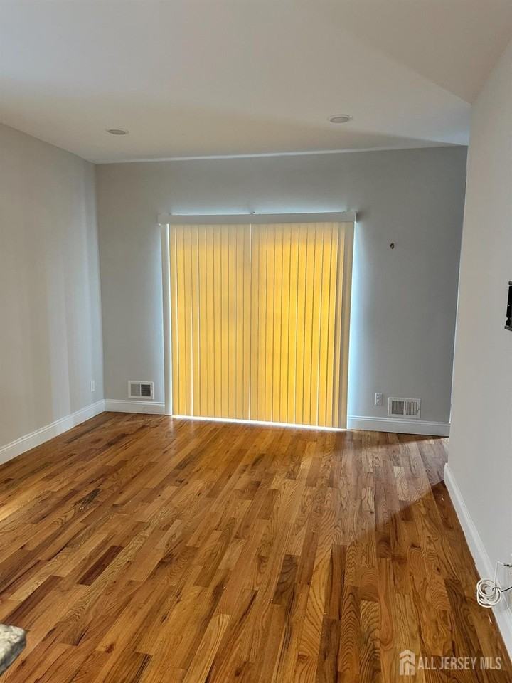 558 Broadway - Photo 2 of 10