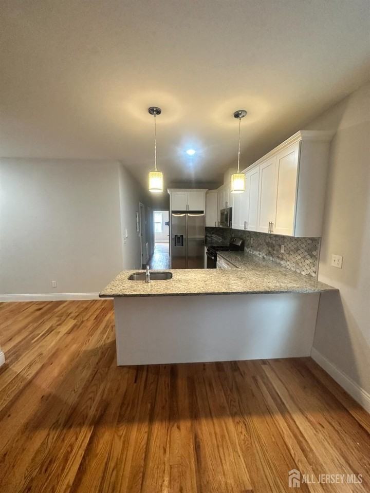 558 Broadway - Photo 4 of 10