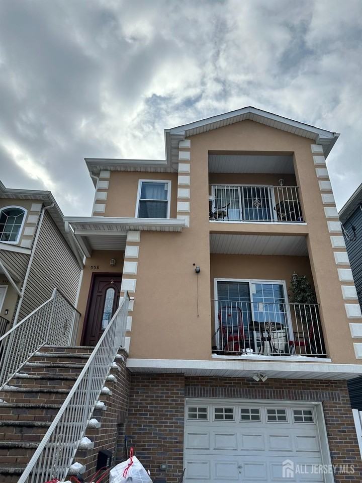 558 Broadway - Photo 6 of 10