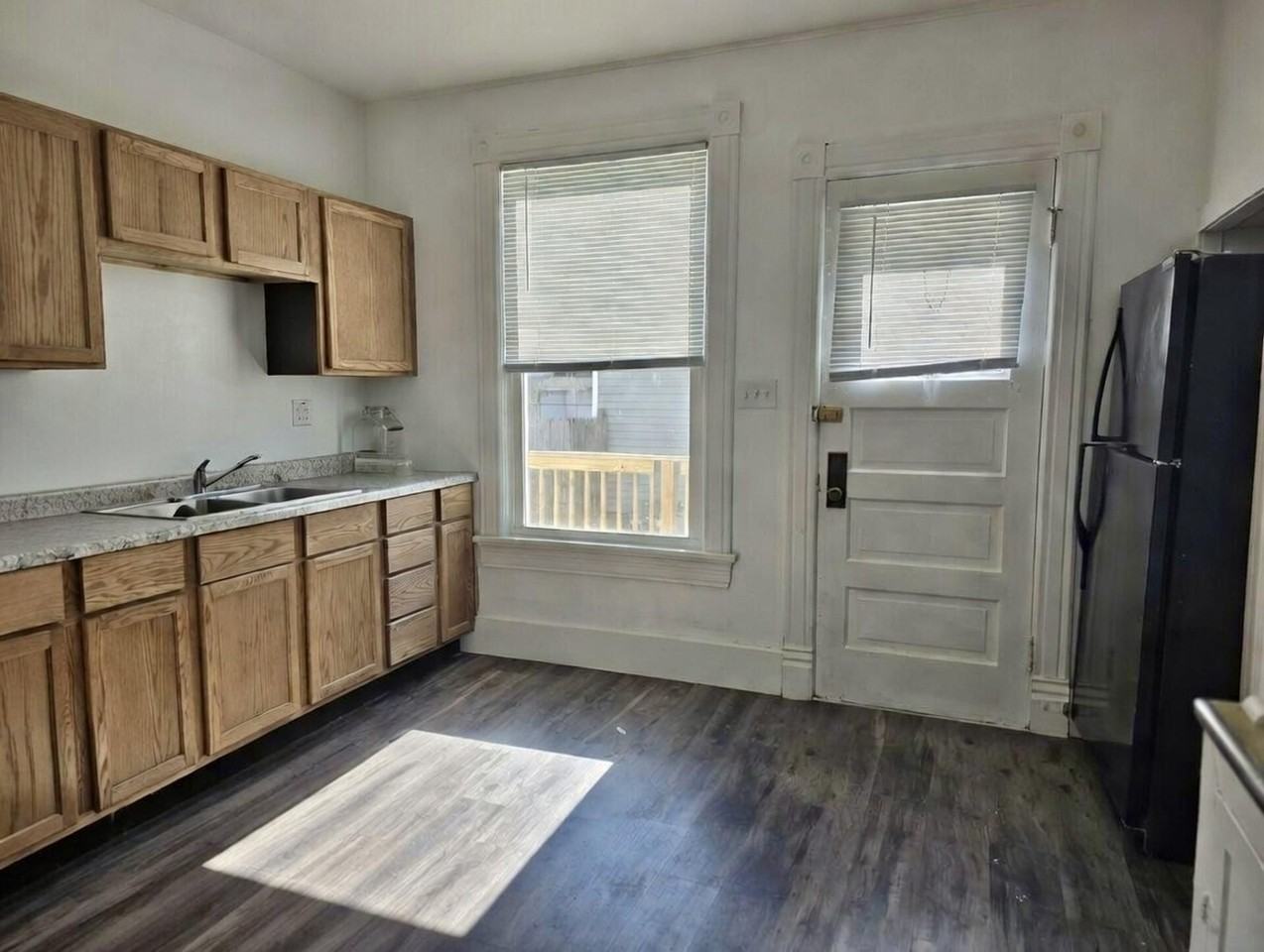 1801 N Wisconsin St - Photo 4 of 18