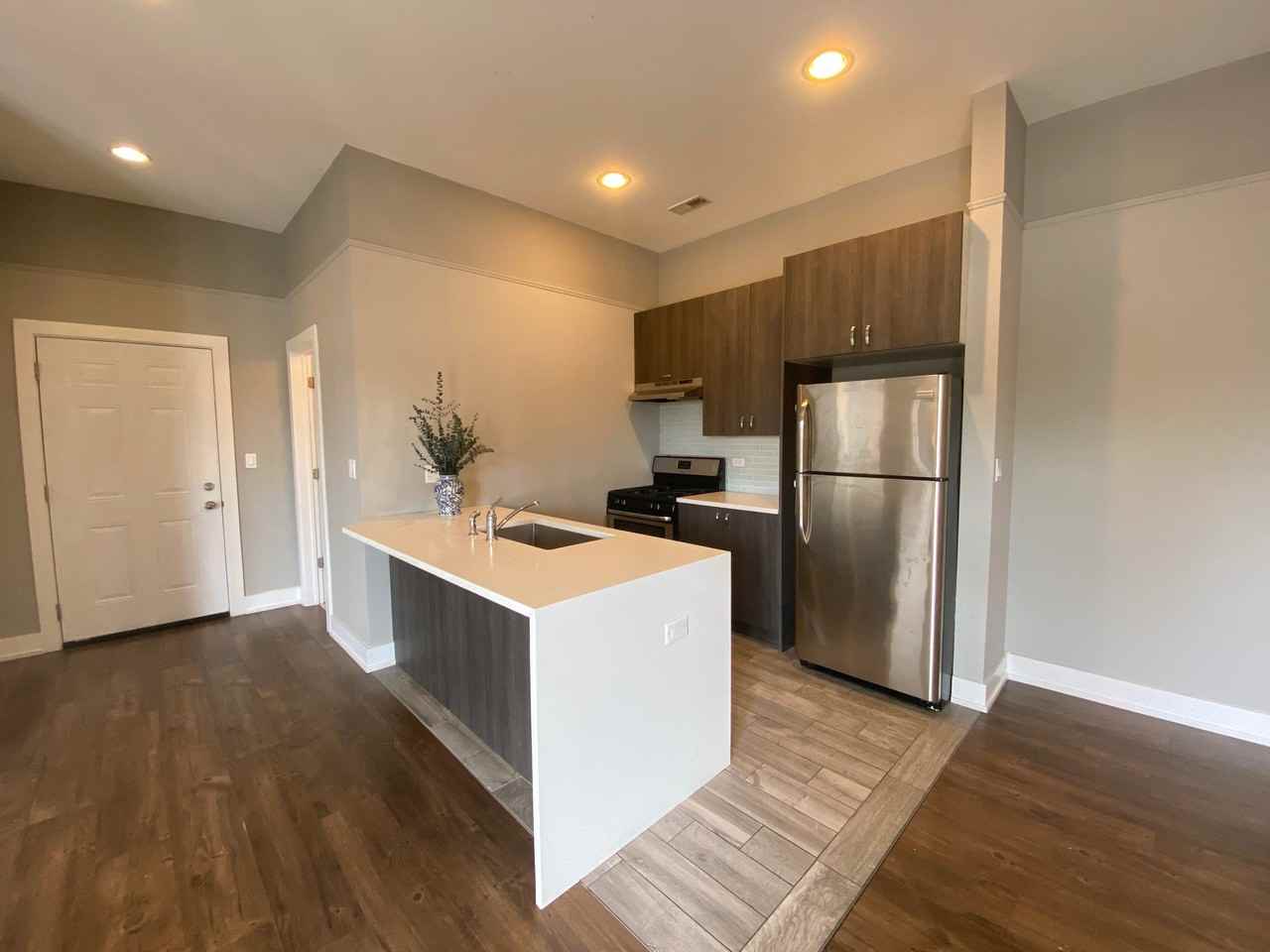 5911 N Northwest Hwy #205 - Photo 4 of 18