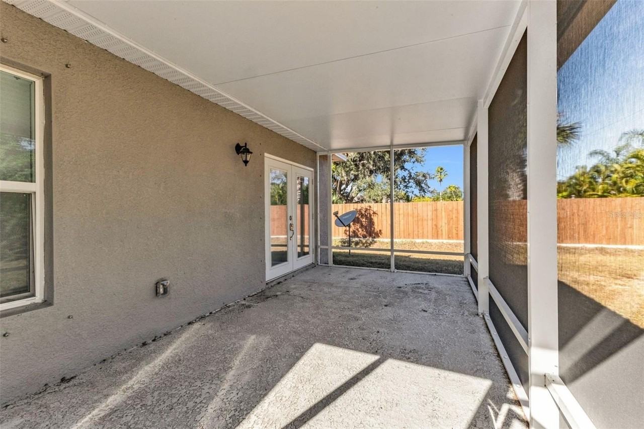 1074 Marcus St - Photo 5 of 34