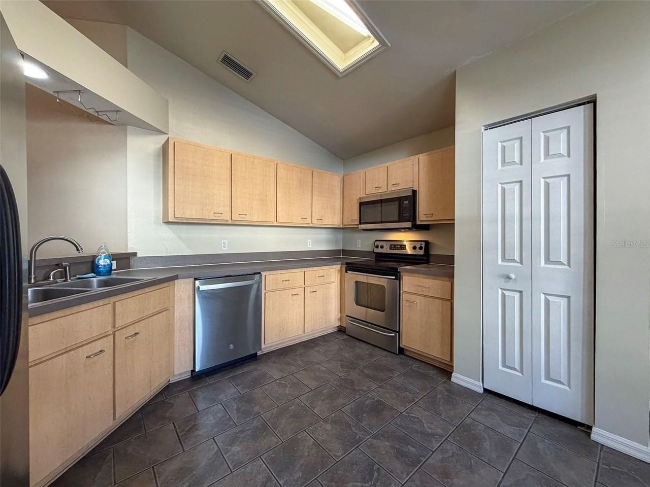 2131 Nw 52nd Pl - Photo 5 of 34