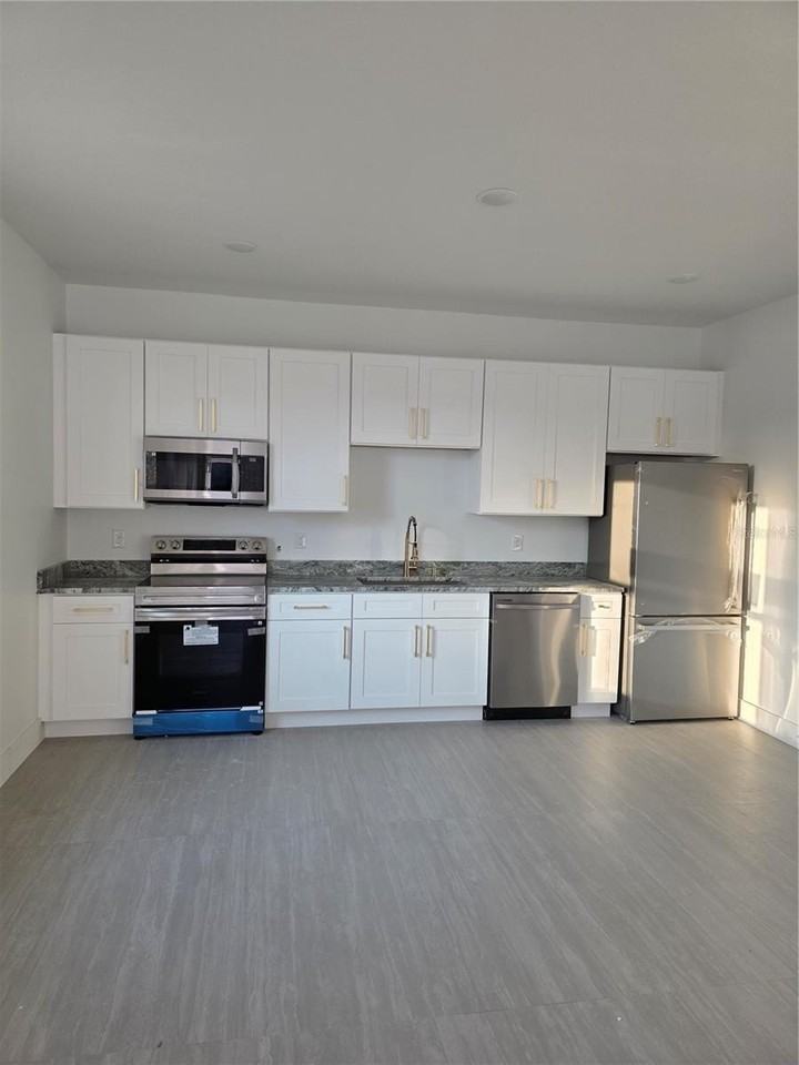 113 E Bullard Ave - Photo 2 of 9