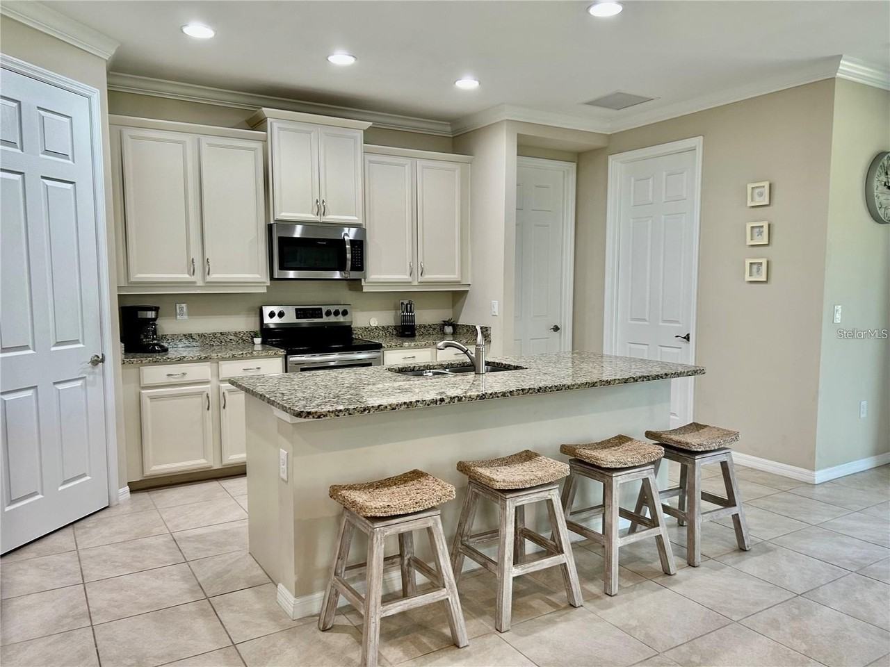 255 Maraviya Blvd - Photo 2 of 28