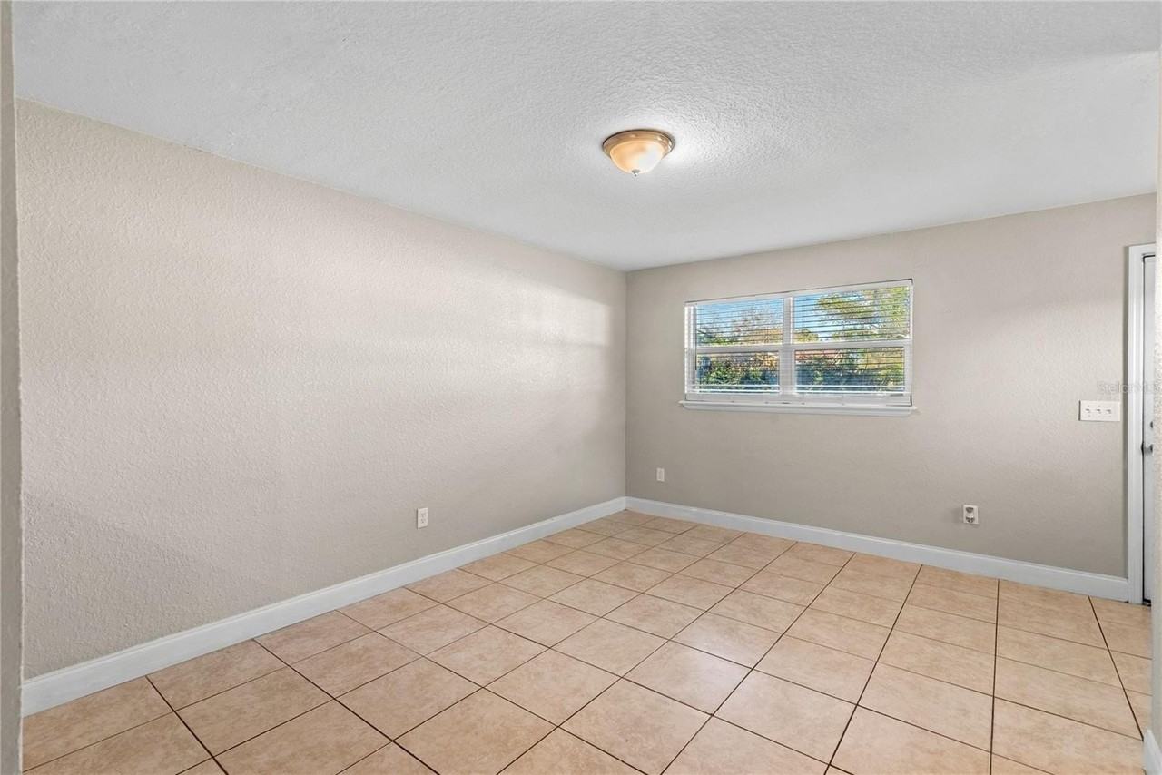 210 N East St #B - Photo 3 of 23