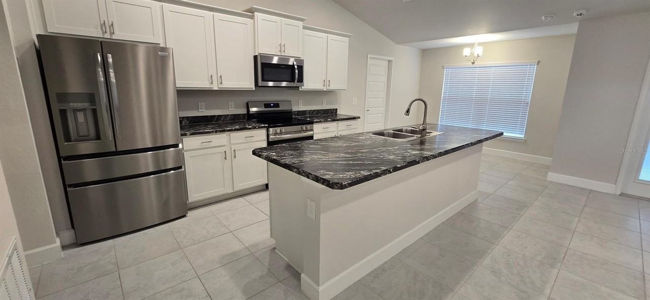 10715 Sw 41st Ave - Photo 4 of 23