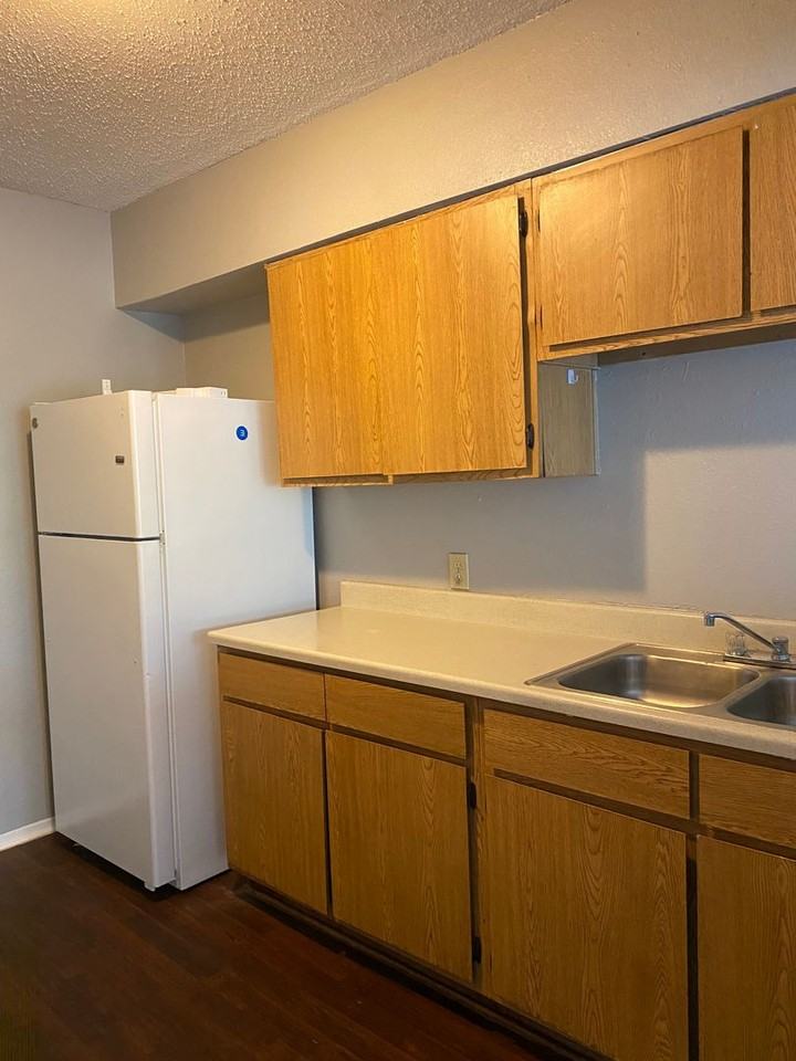 BRIGHTWAY MANOR - Photo 3 of 16