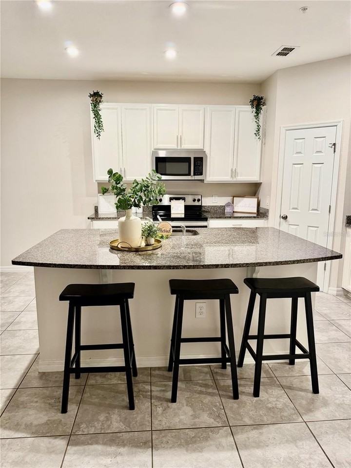 10560 Salt Grove St - Photo 4 of 18