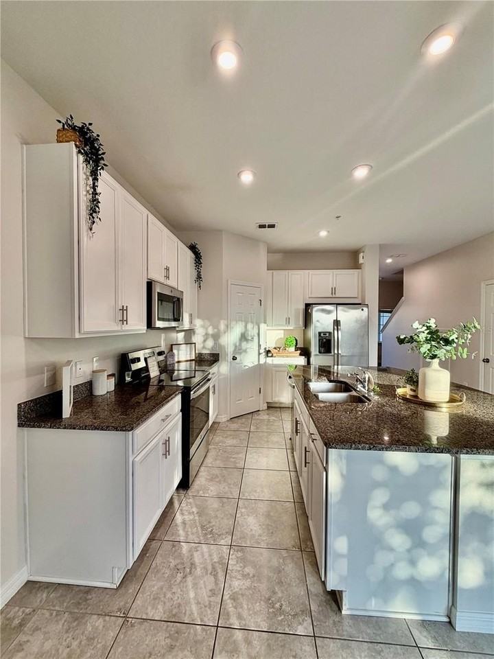 10560 Salt Grove St - Photo 6 of 18