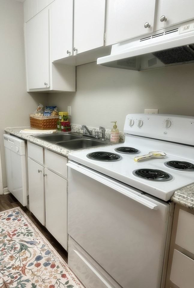 Foxwood Townhomes - Photo 5 of 9