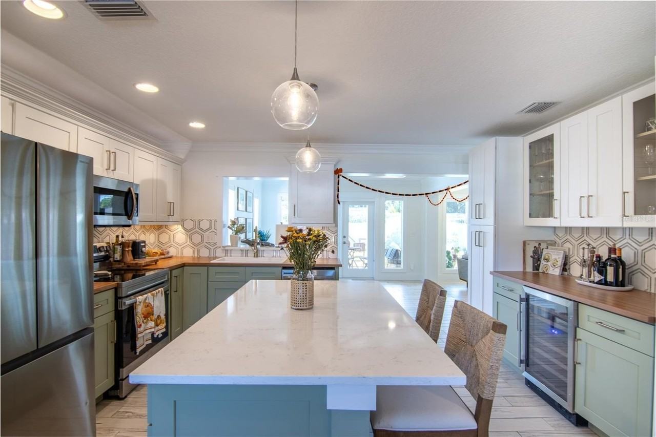 600 43rd Ave Ne - Photo 6 of 50