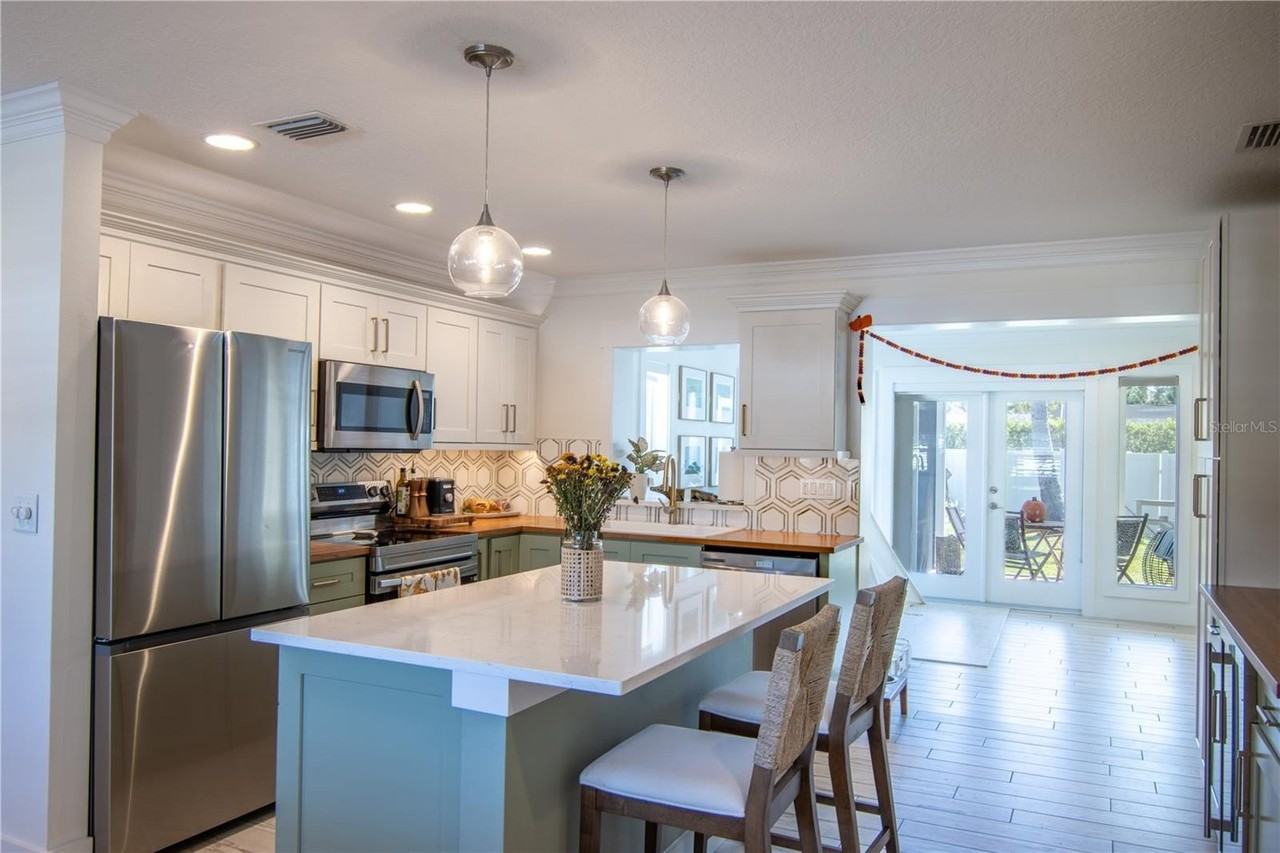 600 43rd Ave Ne - Photo 7 of 50