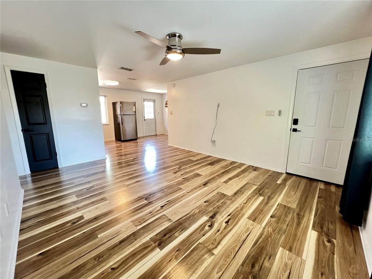 559 Laura Ln - Photo 4 of 13