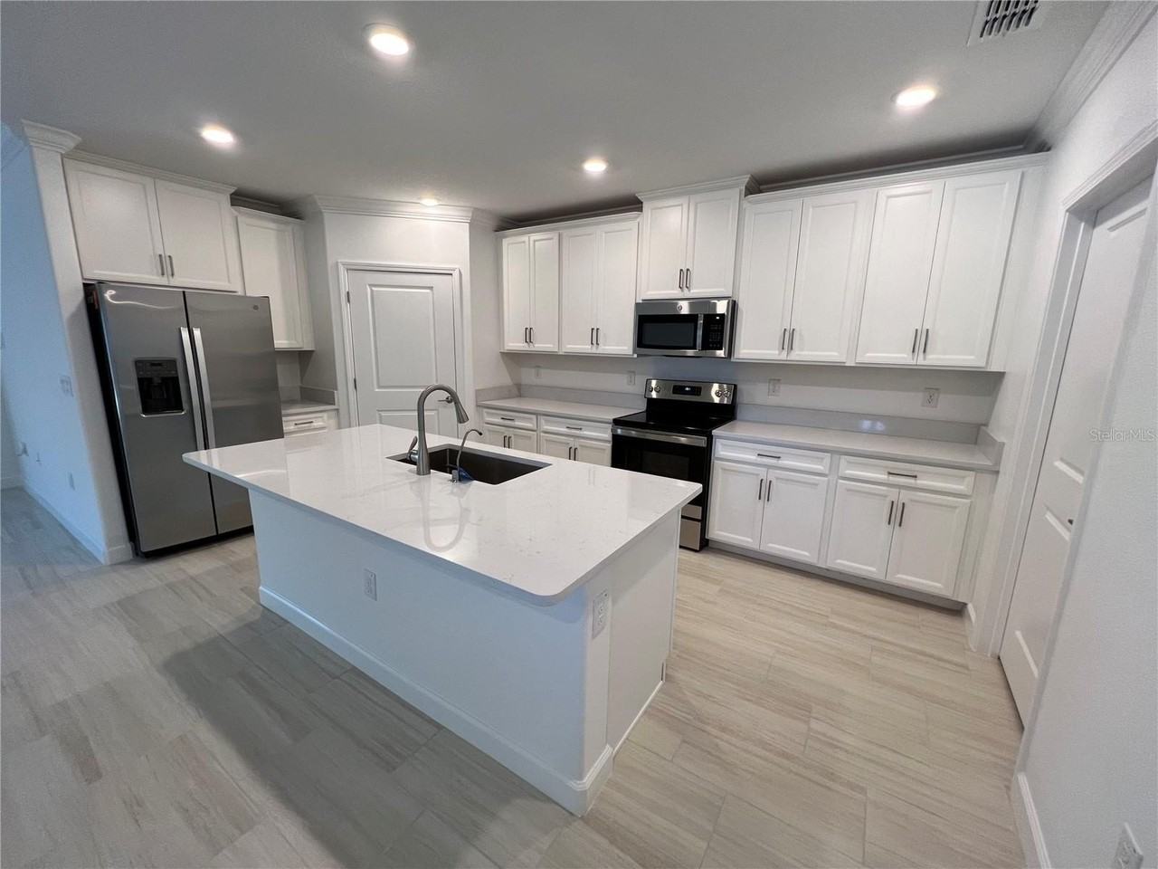 16831 Forge Surf St - Photo 4 of 28