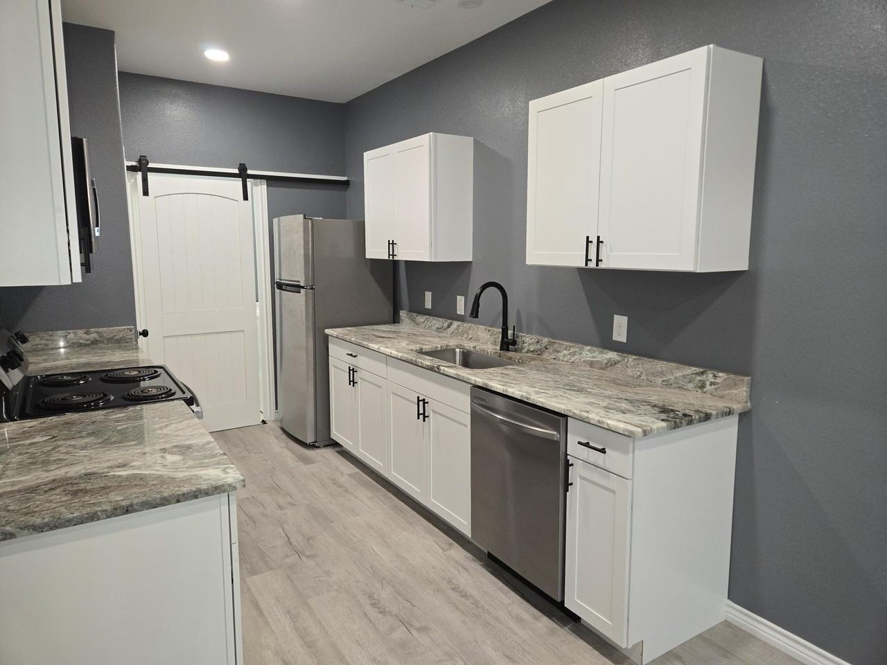 409 S Steen Dr #104 - Photo 4 of 17