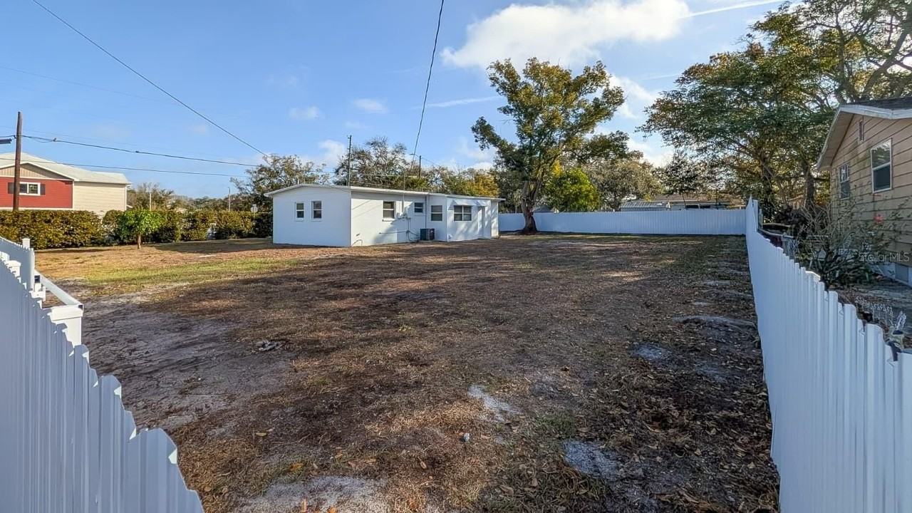 831 Woodlawn St - Photo 4 of 21