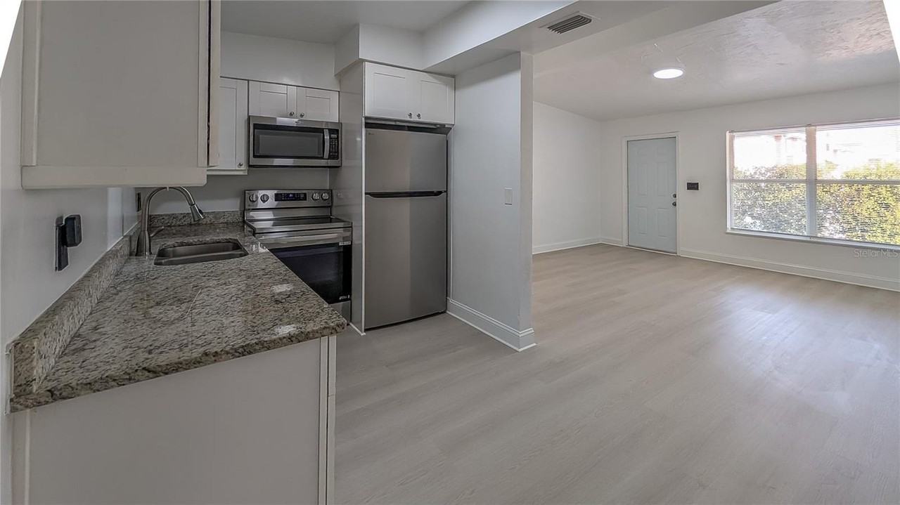 831 Woodlawn St - Photo 7 of 21