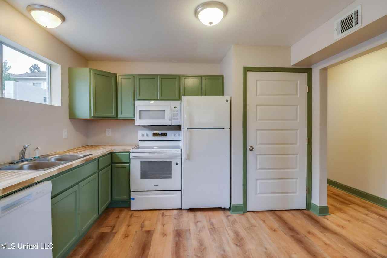 150 Pat Harrison St Apt 3 - Photo 4 of 11