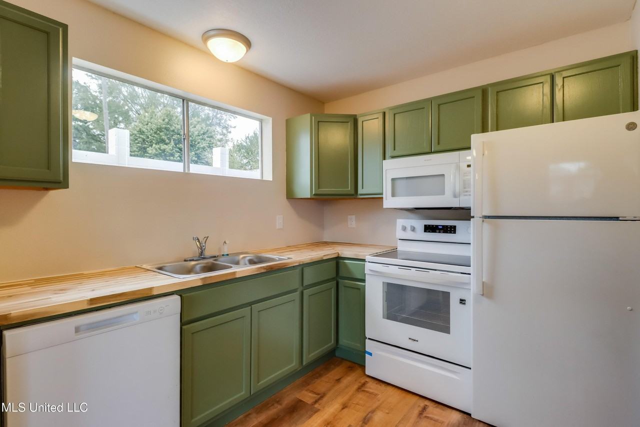 150 Pat Harrison St Apt 3 - Photo 5 of 11