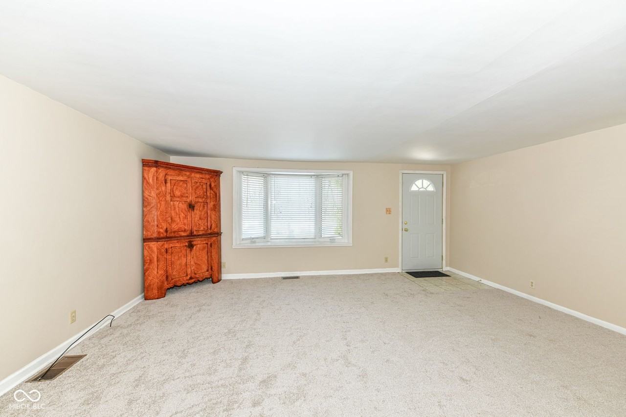 8047 Dix Rd - Photo 4 of 25