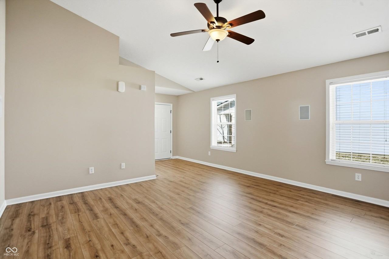 5561 Wild Horse Dr - Photo 3 of 31