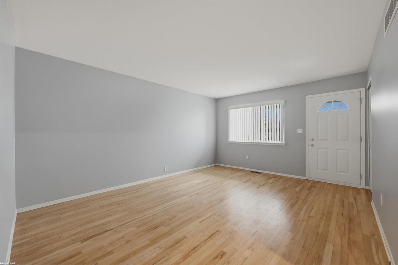 22409 Violet St - Photo 3 of 18