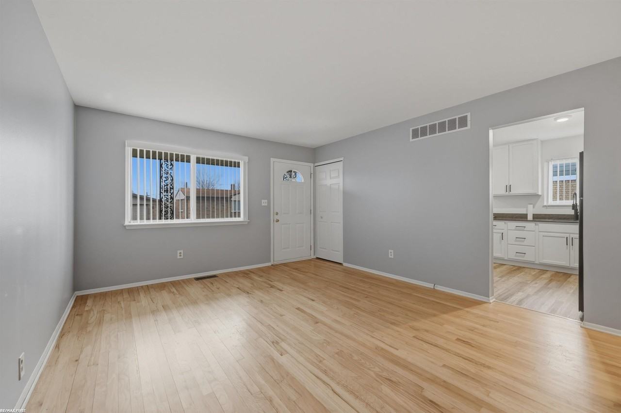 22409 Violet St - Photo 4 of 18