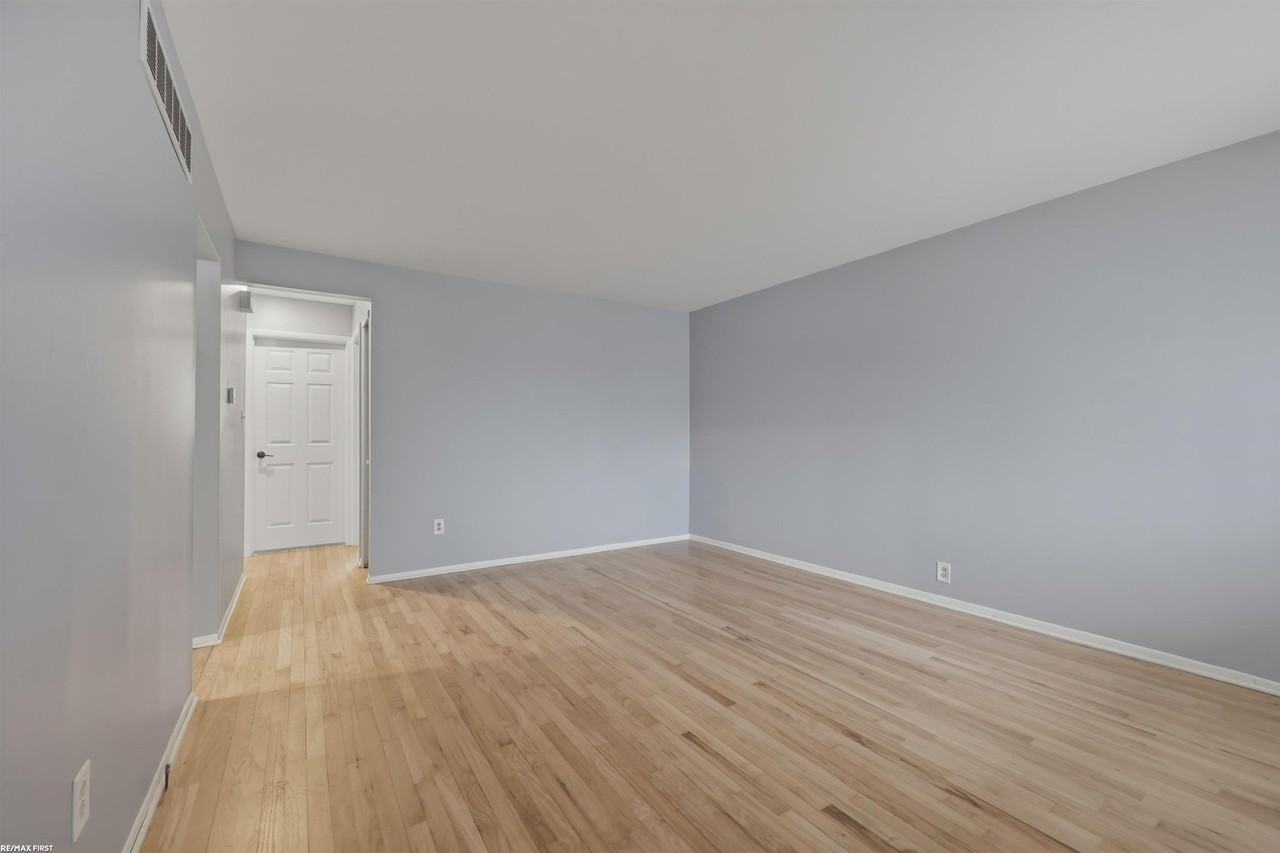 22409 Violet St - Photo 5 of 18