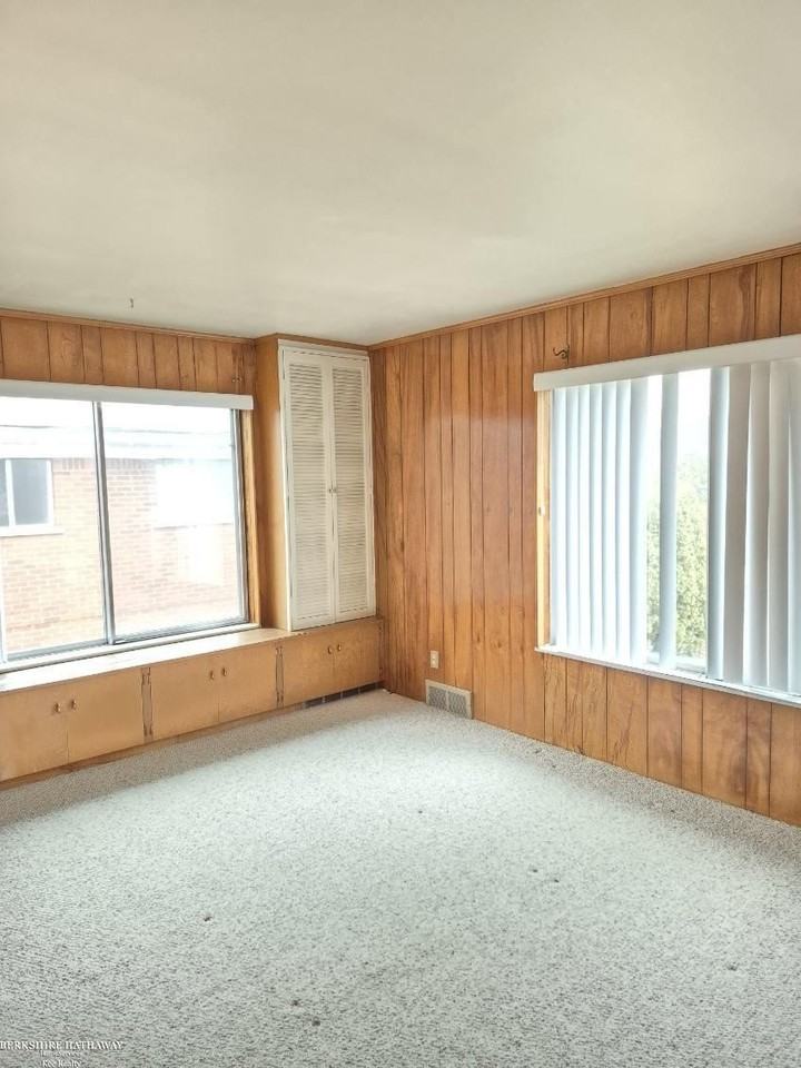 830 Harcourt Rd - Photo 5 of 15