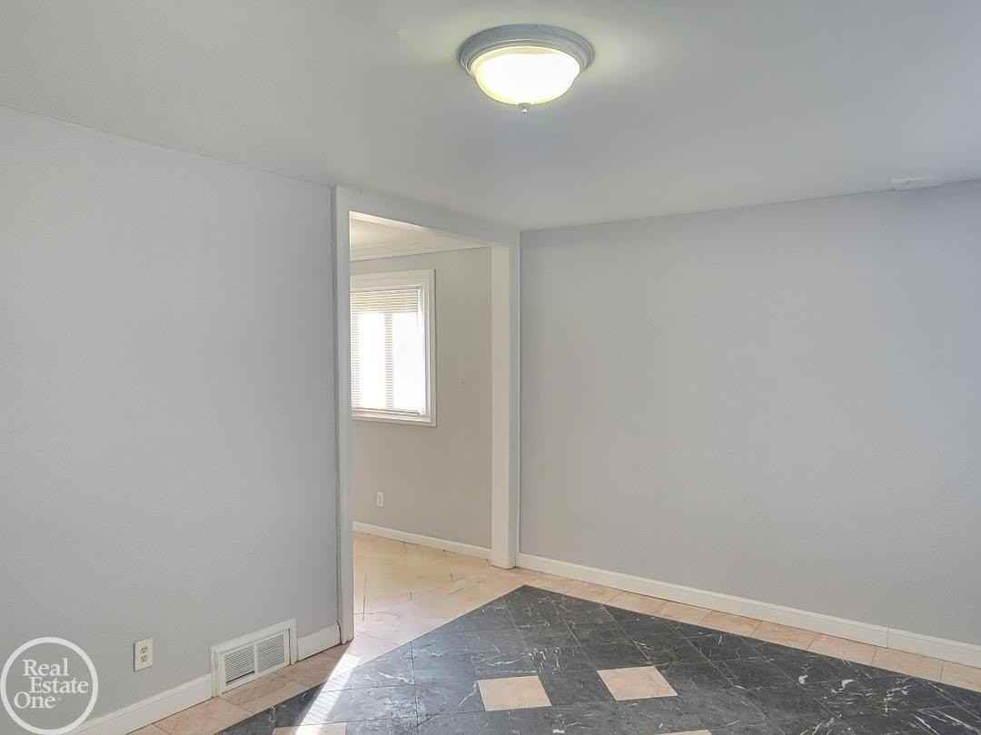 684 Cameron Ave - Photo 4 of 12