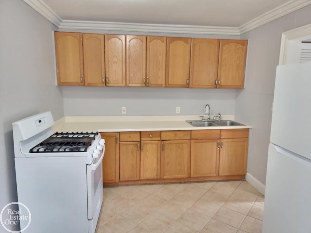 684 Cameron Ave - Photo 5 of 12