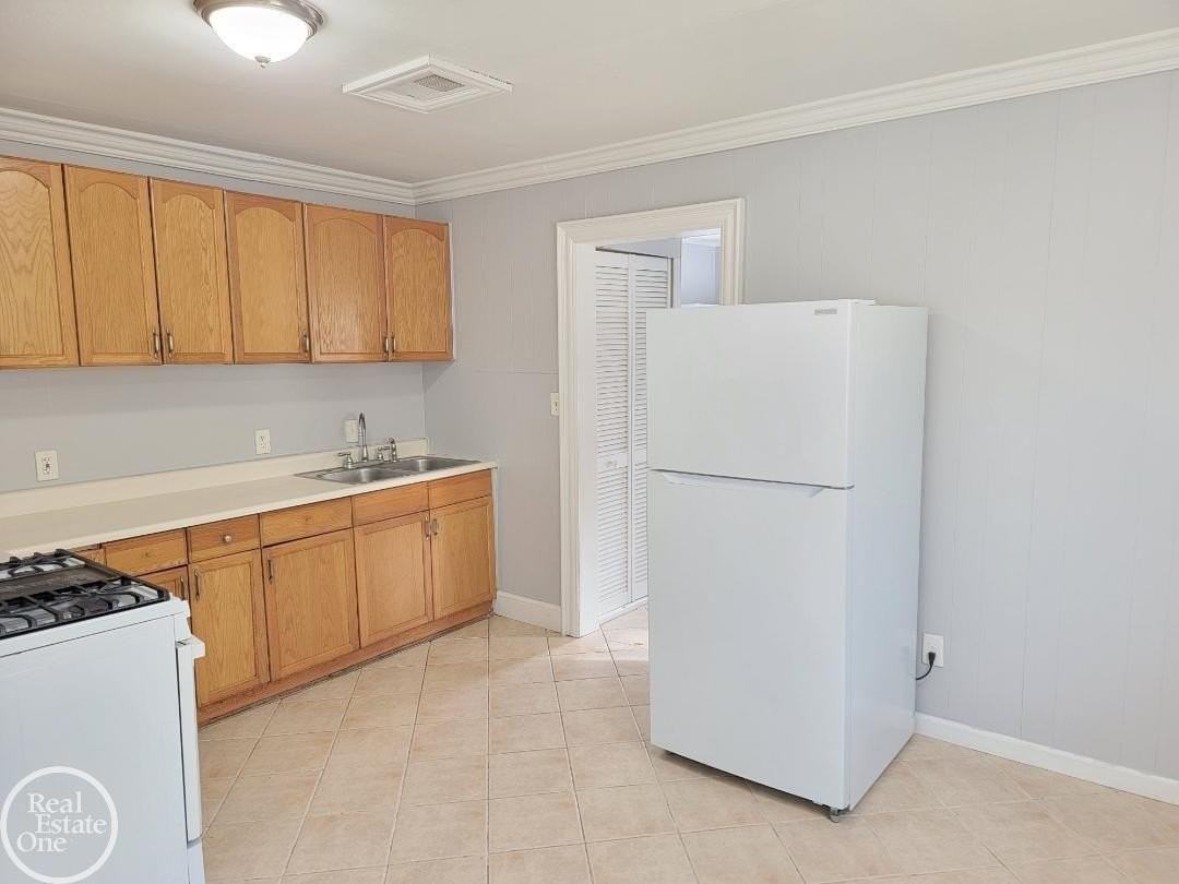 684 Cameron Ave - Photo 6 of 12