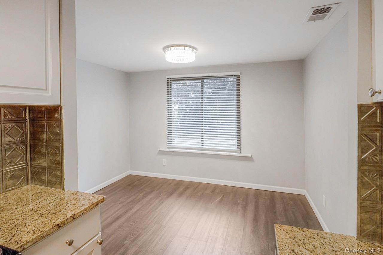 100 Glen Hollow Dr - Photo 4 of 21