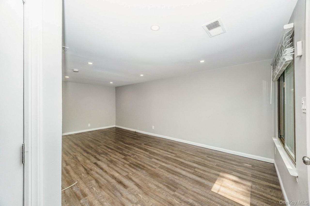 100 Glen Hollow Dr - Photo 5 of 21