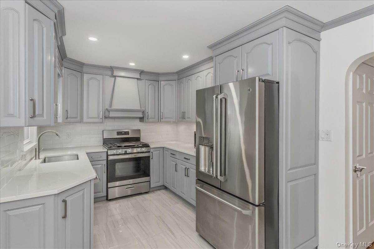 1016 Oaks Dr - Photo 4 of 17