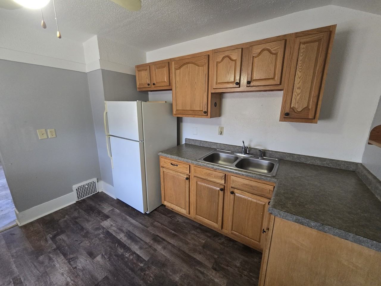 1001 1/2 Randolph St #1 - Photo 2 of 18