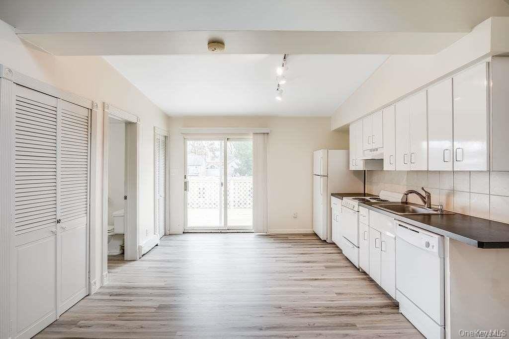 75 Maxwell Ave Apt B #B - Photo 2 of 15