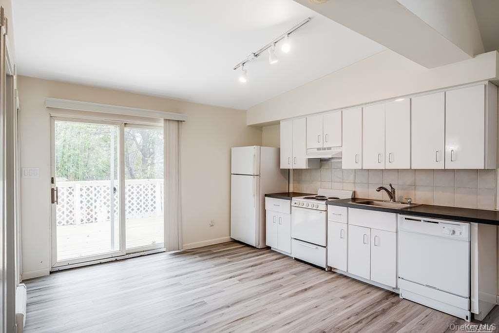 75 Maxwell Ave Apt B #B - Photo 3 of 15