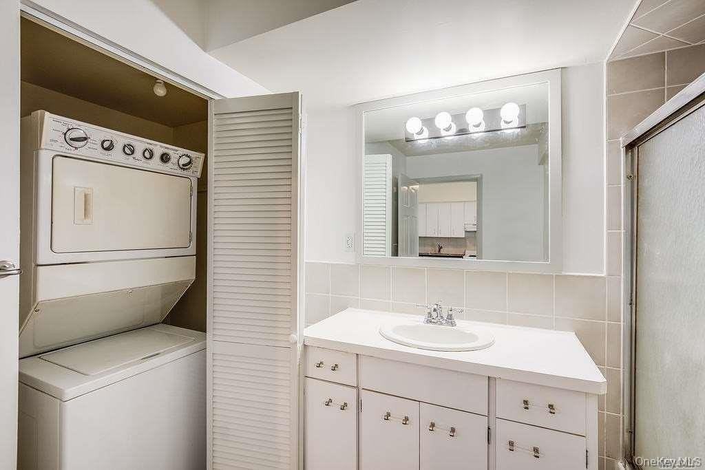 75 Maxwell Ave Apt B #B - Photo 6 of 15